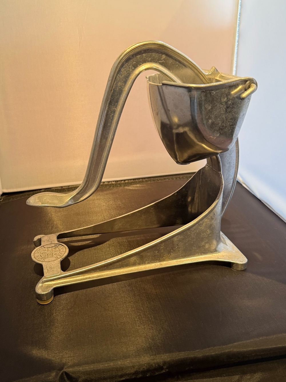 Vintage-Style Metal Juicer - Silver
